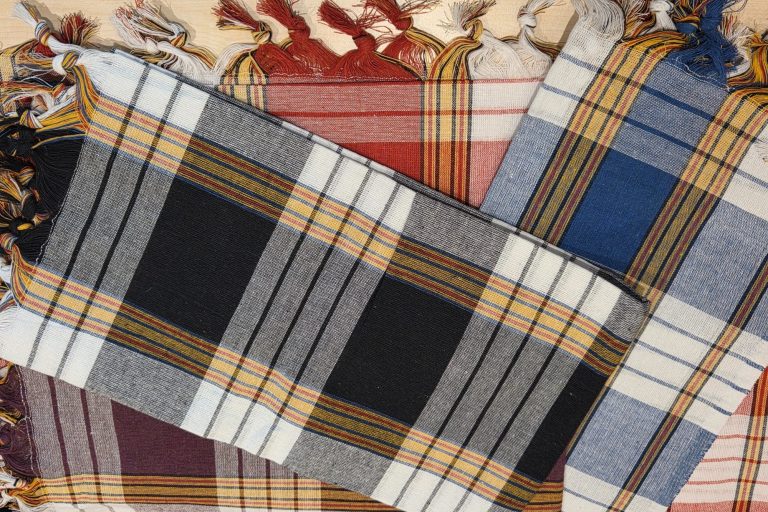 Wir fertigen individuelle Handtücher mit Logos, Initialen uvm. in allen Größen, Mengen und Farben. Frottiertücher