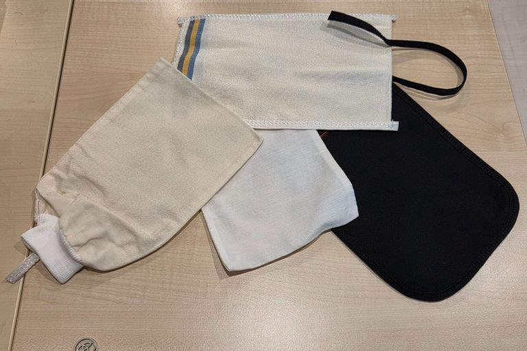 Wir fertigen individuelle Handtücher mit Logos, Initialen uvm. in allen Größen, Mengen und Farben. Frottiertücher